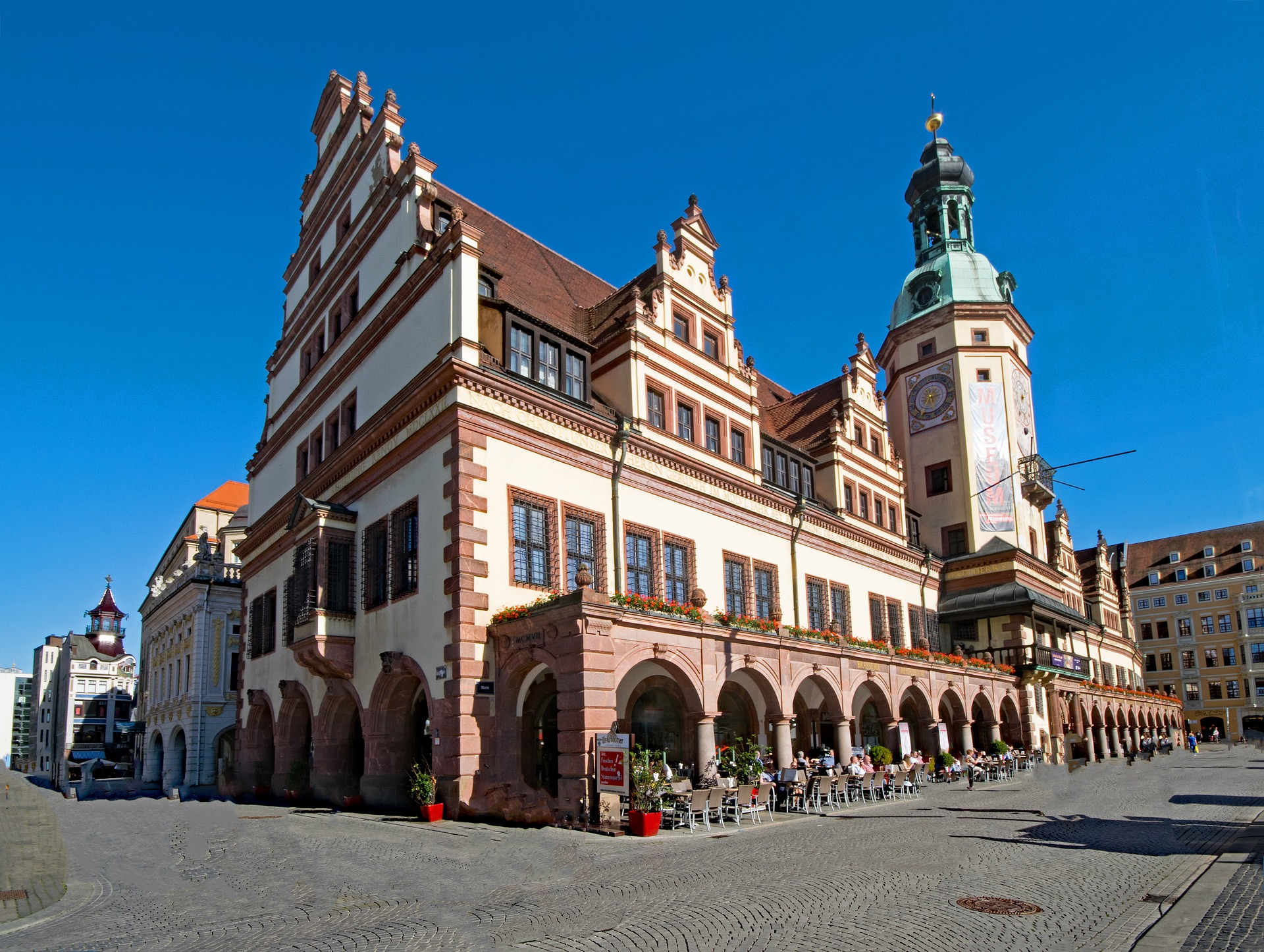 old-town-hall-2388652_1920